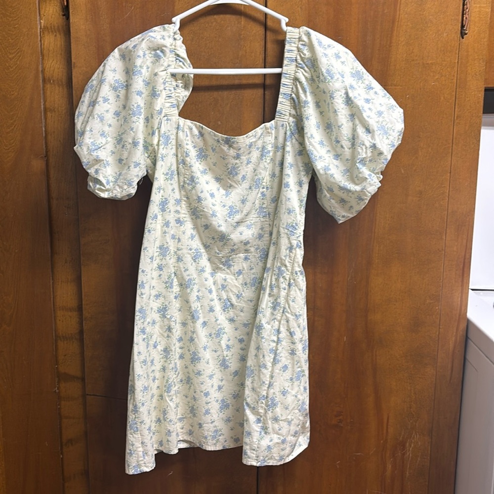 The cutest white and blue boutique dress!
Puff sleeves!